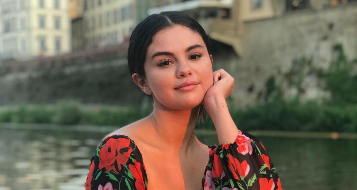 Selena Gomez objavila selfie bez šminke i pokazala prištiće